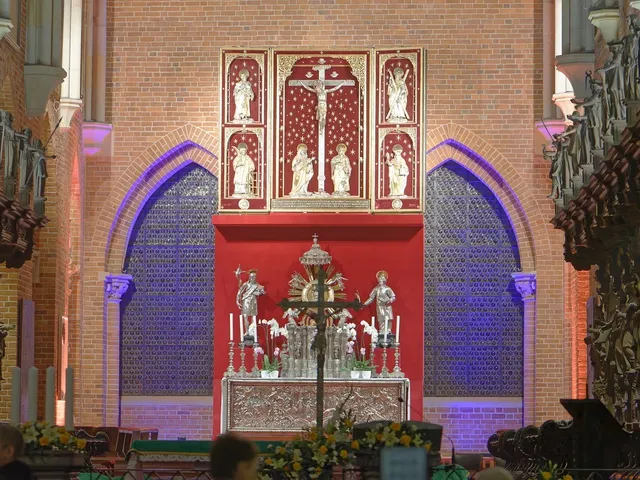 Wśród różnobarwnych kolumienek, złoceń i manierystycznych ornamentów pojawia się naprawdę malutki Dawid. Od razu wiadomo, że zwycięstwo nad gigantycznym Goliatem zawdzięcza tylko Bogu.