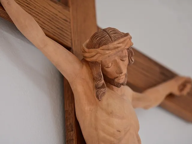 Zmartwychwstający Chrystus – jedna z rzeźb, zdobiących sakramentarium.